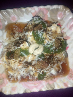 उड़द दाल शाही दही बड़े(urad dal shahi dahi bade recipe in hindi) रेसिपी मुख्य फोटो