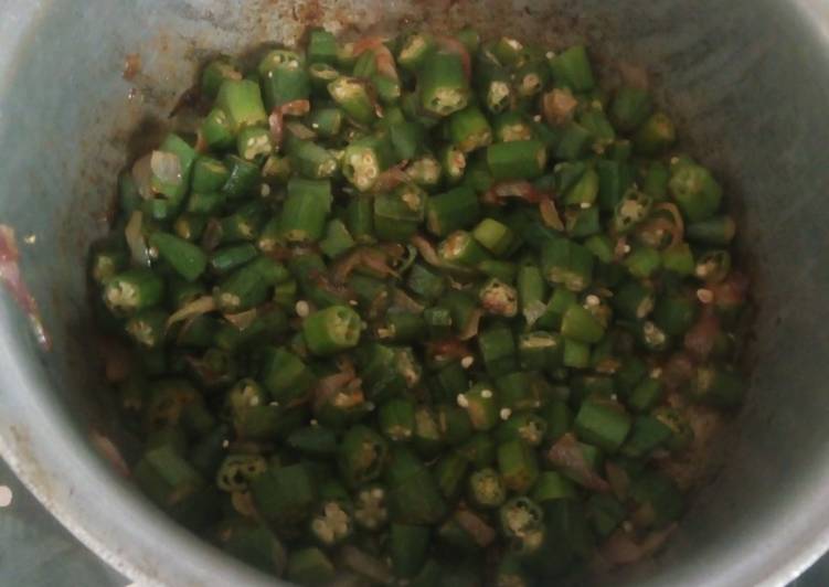 Steps to Prepare Super Quick Homemade Mom&#39;s bhindhi recipe