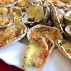 A picture of Ostras, almejas y machas a la parmesana.