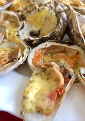 Una foto de Ostras, almejas y machas a la parmesana