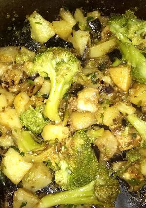 Una foto de Papas con brócoli y berenjenas