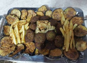 صورة لوصفة طعمية وبطاطا وباذنجان مقلي