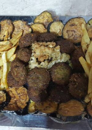 صورة لوصفة طعمية وبطاطا وباذنجان مقلي