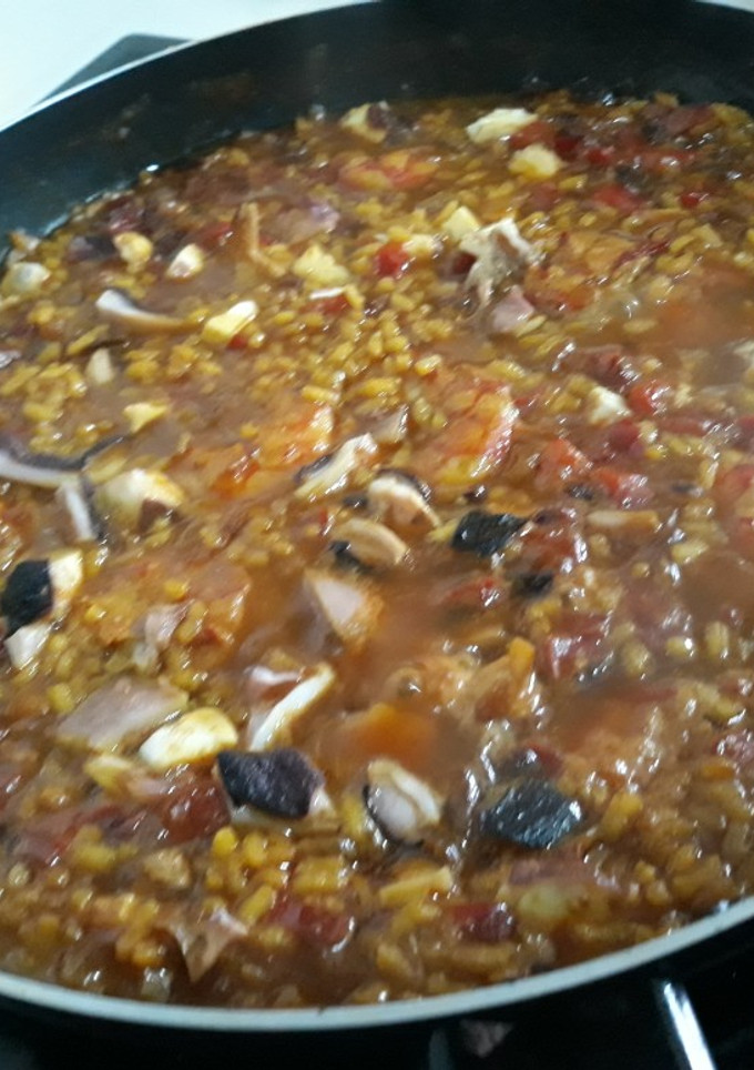 Una foto de Paella de pulpo y gambas