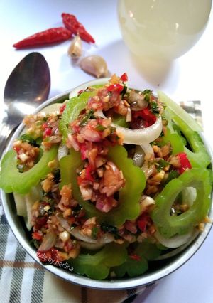 Foto resep 1. Salad pare dengan bawang bombay