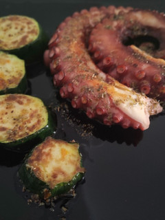 Una foto de Pulpo con Calabacín a la Plancha con Emulsión Cítrica de Lima y Orégano