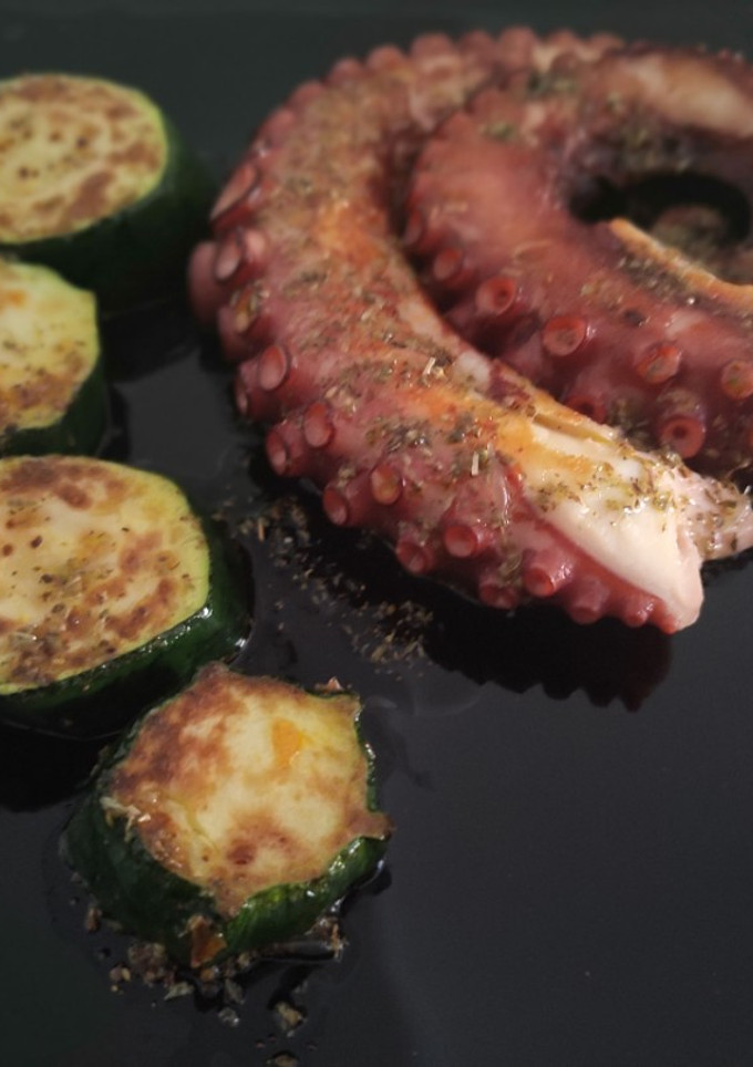 Una foto de Pulpo con Calabacín a la Plancha con Emulsión Cítrica de Lima y Orégano