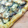 Coca de calabacín y cebolla caramelizada
