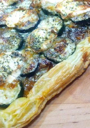 Una foto de Coca de calabacín y cebolla caramelizada