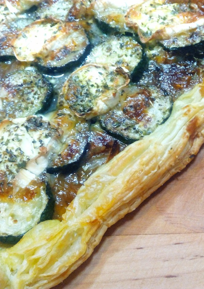 Una foto de Coca de calabacín y cebolla caramelizada