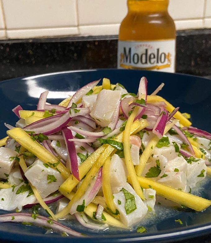 Una foto de Ceviche de pescado con Mango