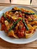Pappardelle con salsa de tomate y espárragos
