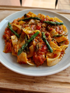 Una foto de Pappardelle con salsa de tomate y espárragos