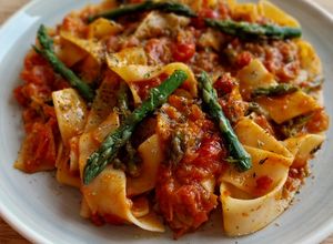 Una foto de Pappardelle con salsa de tomate y espárragos