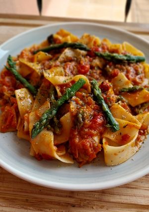 Una foto de Pappardelle con salsa de tomate y espárragos