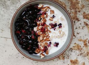 Una foto de Avena con blueberries y nueces
