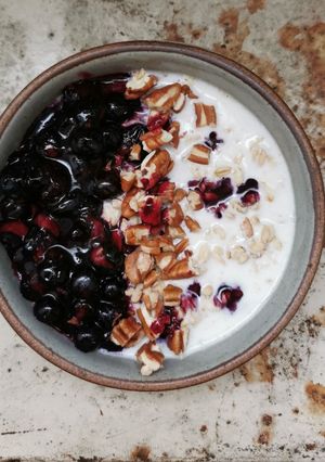 Una foto de Avena con blueberries y nueces