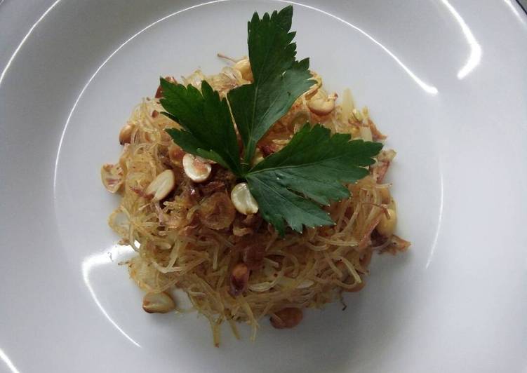 Curried fried noodles with chicken (bihun goreng khas thailand)