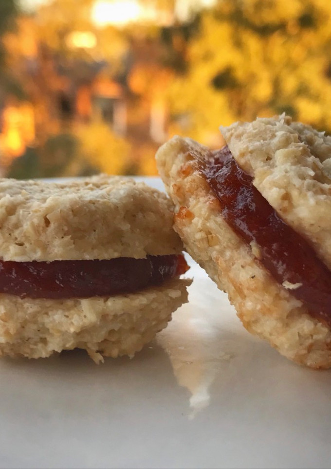 Una foto de Alfajores de avena y membrillo. saludables sin harina ni azúcar