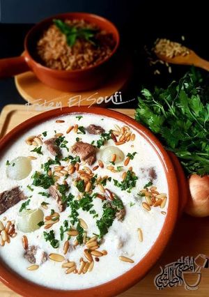 A picture of Lebanese_lamb_cooked_in_yogurt#Shakriya_laban_emmo.