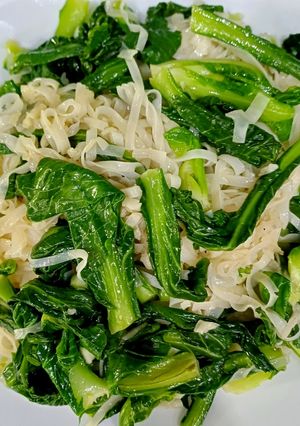 Hình của món Mầm cải Sapa xào bánh đa nắm Quỳnh Côi.