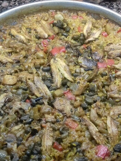 Una foto de Arroz de verdura con sepia y boquerones