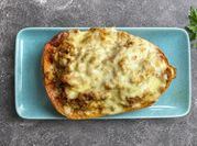 Una foto de zapallo relleno de queso muzzarella