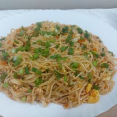 A picture of Tomato chow mien.