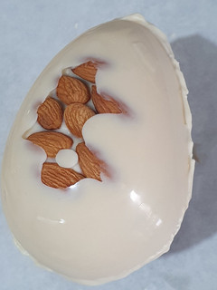 Una foto de 🐰Huevo de Pascua de chocolate blanco y almendras🥚