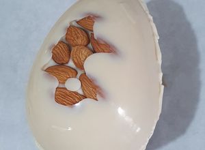 Una foto de 🐰Huevo de Pascua de chocolate blanco y almendras🥚