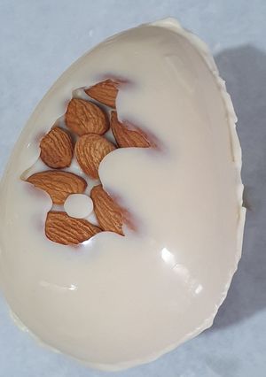 Una foto de 🐰Huevo de Pascua de chocolate blanco y almendras🥚