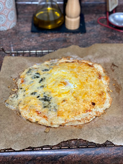 Una foto de Pizza con base de pollo