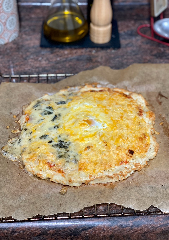 Una foto de Pizza con base de pollo