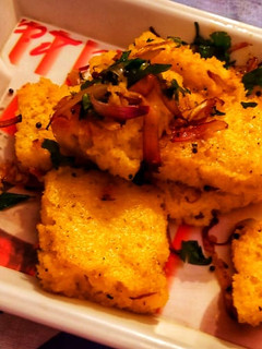 सॉफ्ट स्पंजी फ्राइड ढोकला (soft spongy fried dhokla recipe in Hindi) रेसिपी मुख्य फोटो
