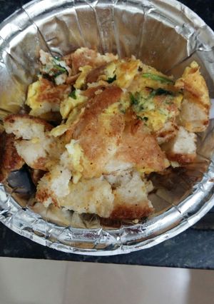 A picture of Bombay streat food bread bhujia.