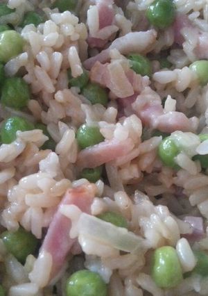 Una foto de Arroz integral con guisantes y bacon