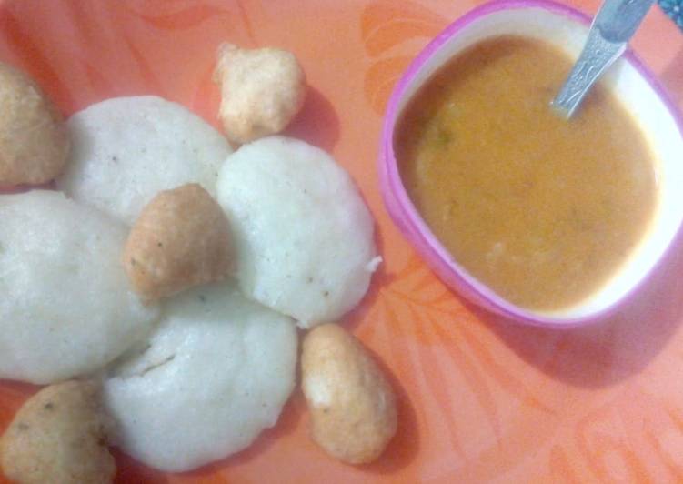 Sambhar with vada and idli