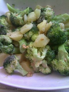 Una foto de Ensalada de brócoli con vinagreta de cacahuete