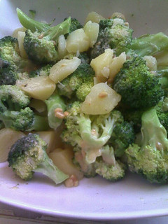 Una foto de Ensalada de brócoli con vinagreta de cacahuete