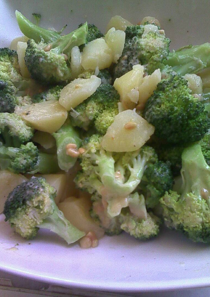Una foto de Ensalada de brócoli con vinagreta de cacahuete