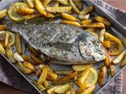 Una foto di orata al forno al sale