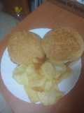 Hamburguesa con cebolla, queso majorero y papas onduladas