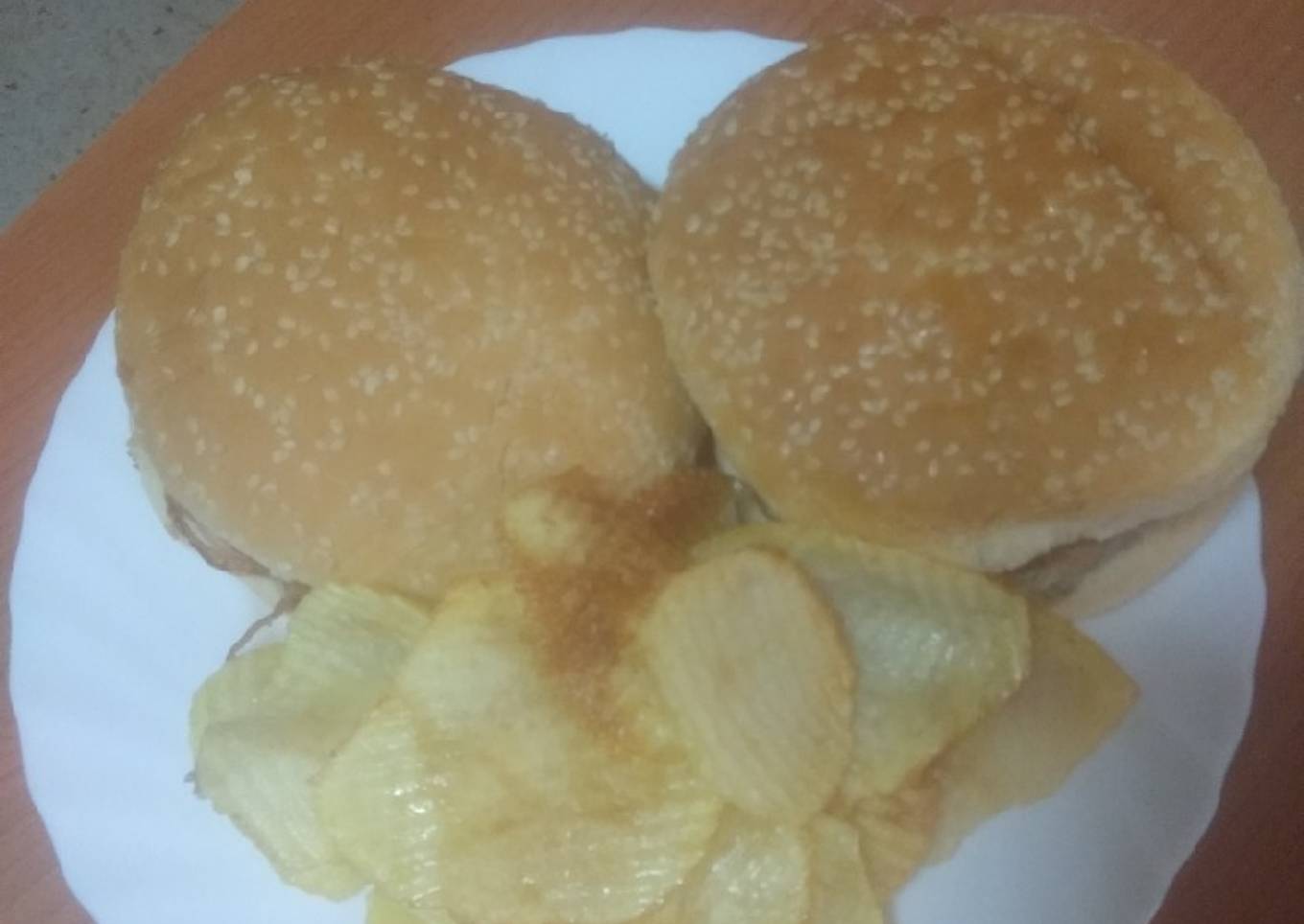 Hamburguesa con cebolla, queso majorero y papas onduladas