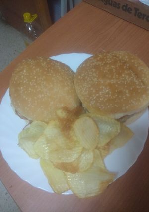 Una foto de Hamburguesa con cebolla, queso majorero y papas onduladas
