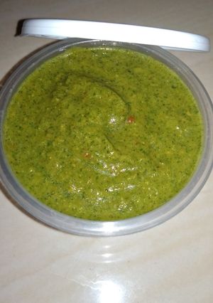A picture of Green chutney.
