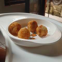 รูปของ Bola-Bola Nasi dan Ayam