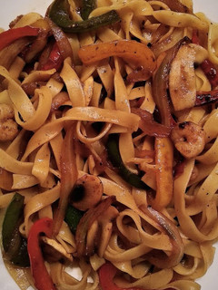 Una foto de Fettucinni con verduras, gambas y salsa de soja
