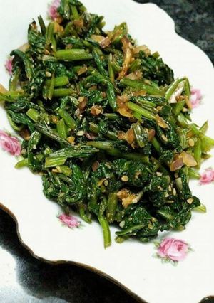 A picture of Korean Spinach Salad.