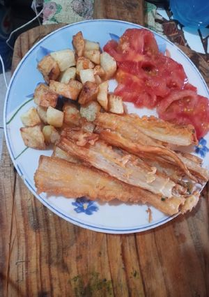 Una foto de Pejerreyes falsos con papas y tomate