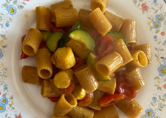 Mezze maniche con pomodorini, zucchina e capesante